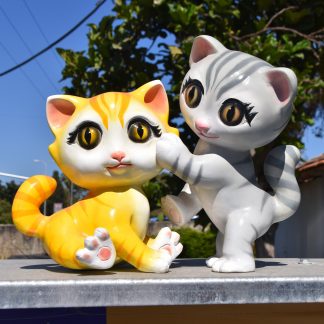 פסל זוג חתלתולים משחקים